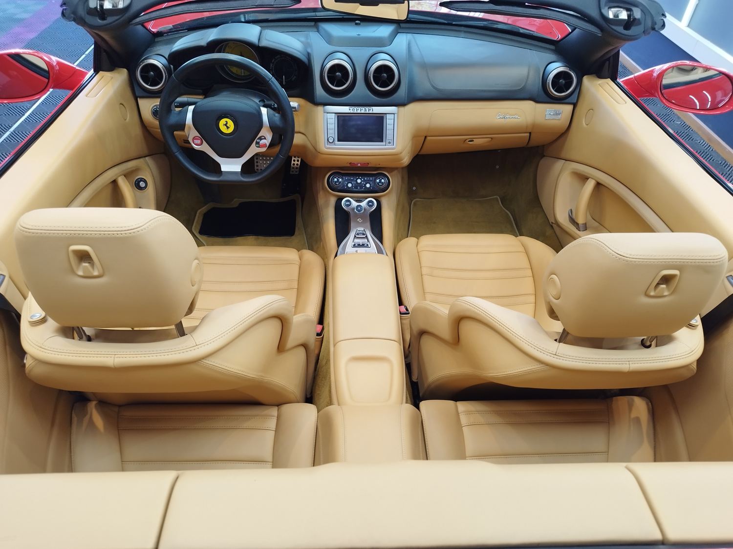 Interior de cuero beige de una Ferrari después de la limpieza profunda