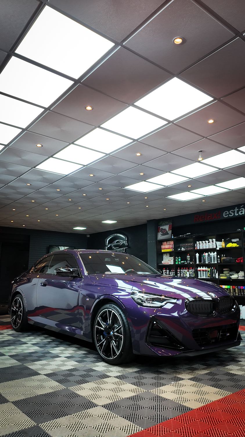 BMW M240i violeta con PPF full en el taller de HGC