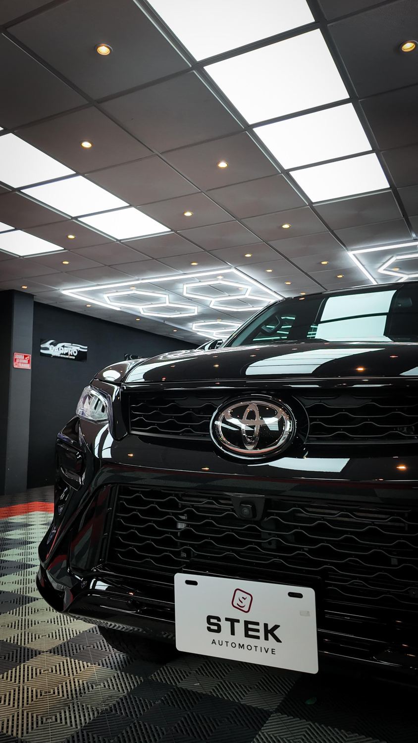 Toyota negra con PPF en la trompa completa y chapa de patente STEK