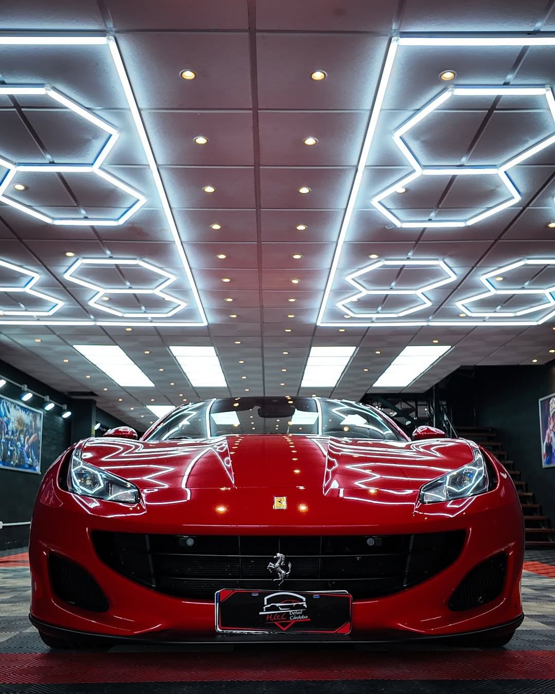 Ferrari roja de frente en el taller de HGC con cerámico CQUARTZ Professional
