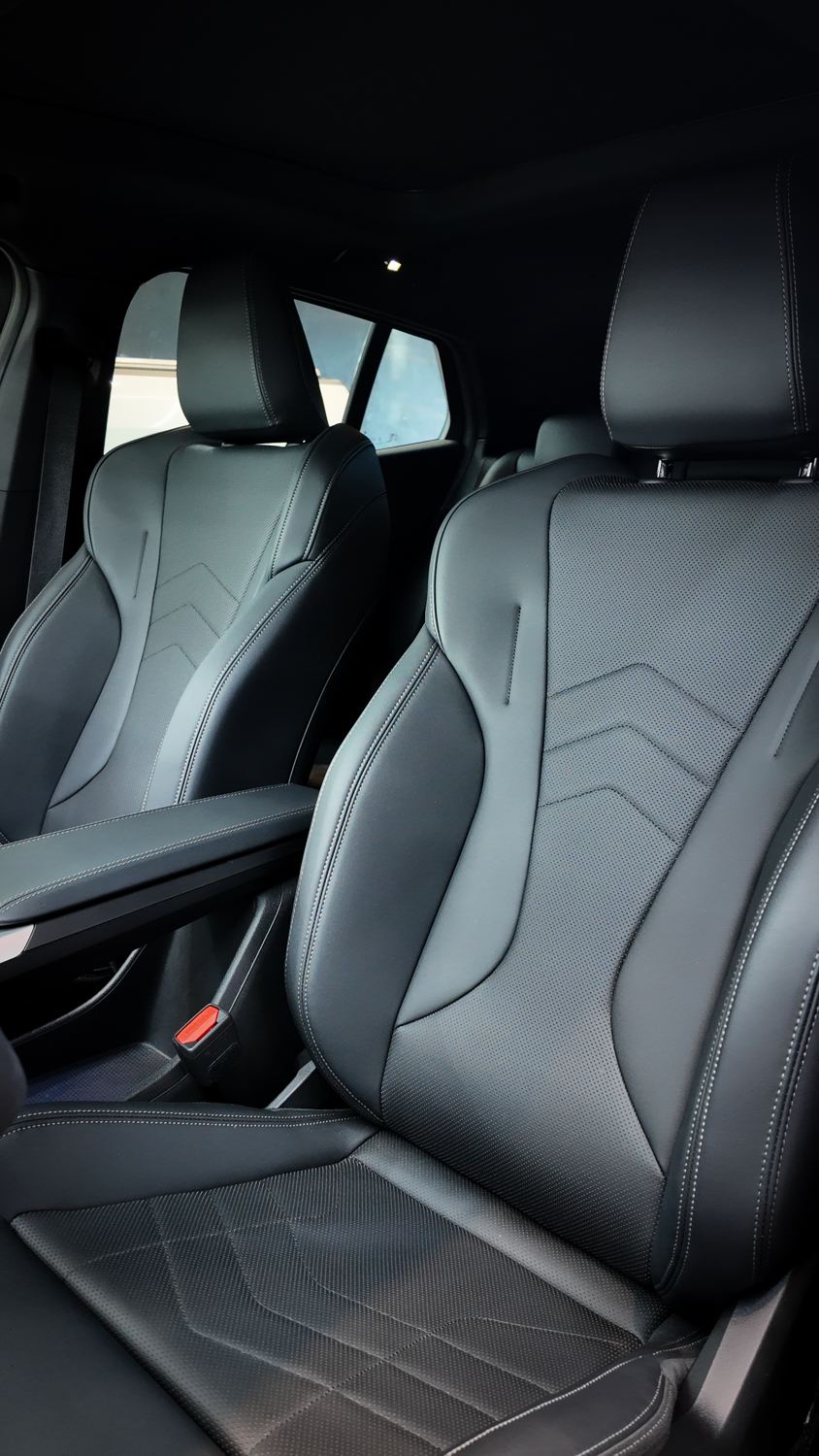 Butacas deportivas de cuero negro perforado con protección CarPro
